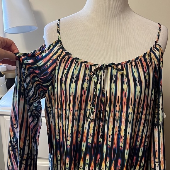 Socialite brand, vertical stripe, cold shoulder, wide sleeve, fully lined dress - Picture 2 of 13